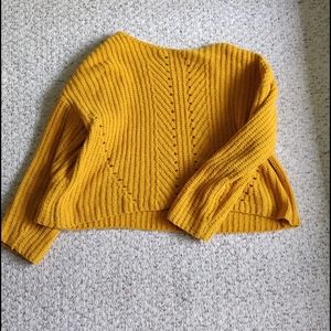 ♥️ Beautiful soft yellow Sweater